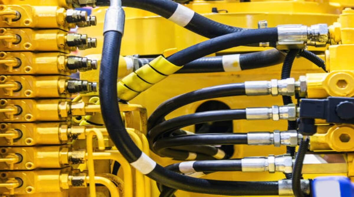 Hidrolik sistemlerin verimli kullanımı için düzenli bakım yapan bir teknisyen, Gebze